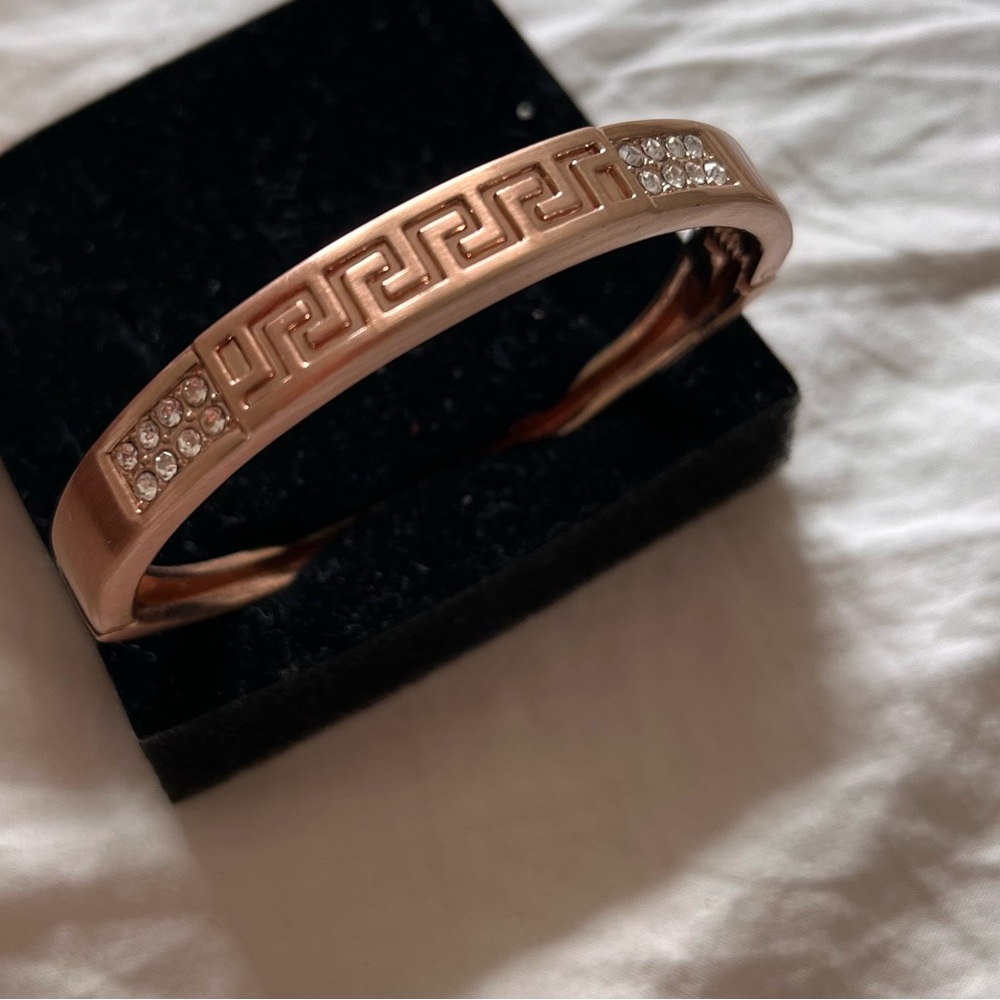 Rose gold bracelet with little stones
